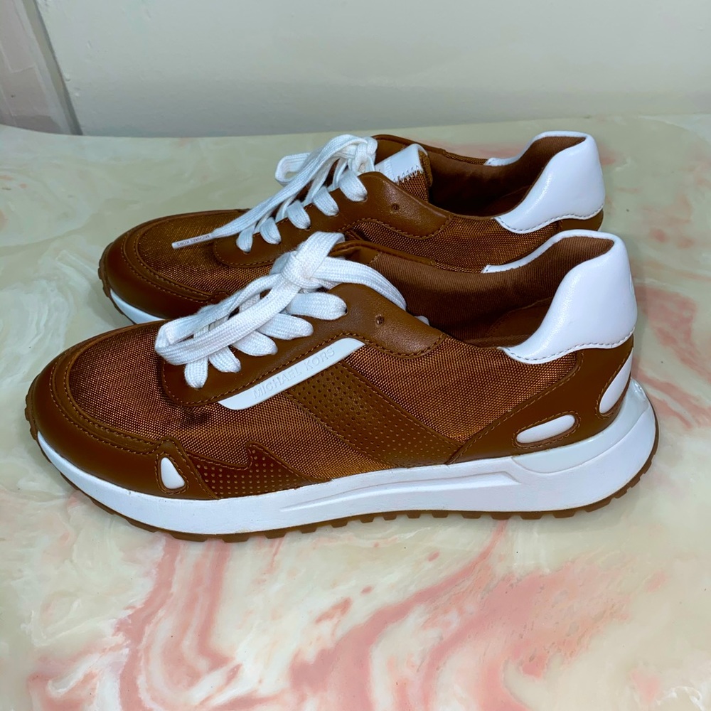 MICHAEL KORS
Canvas Sneaker